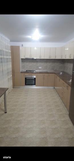Casă cu 5 camere cu Teren 300 Mp în Roșu