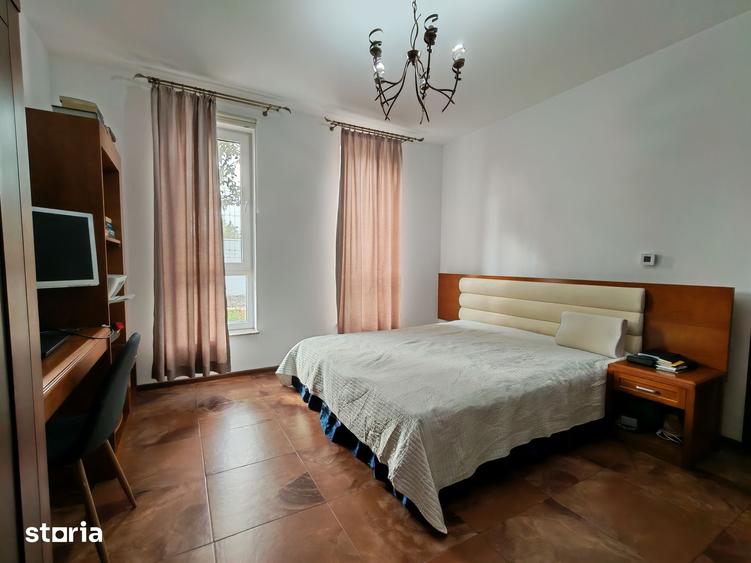 Casă cu 5 camere cu Teren 486 Mp în Central