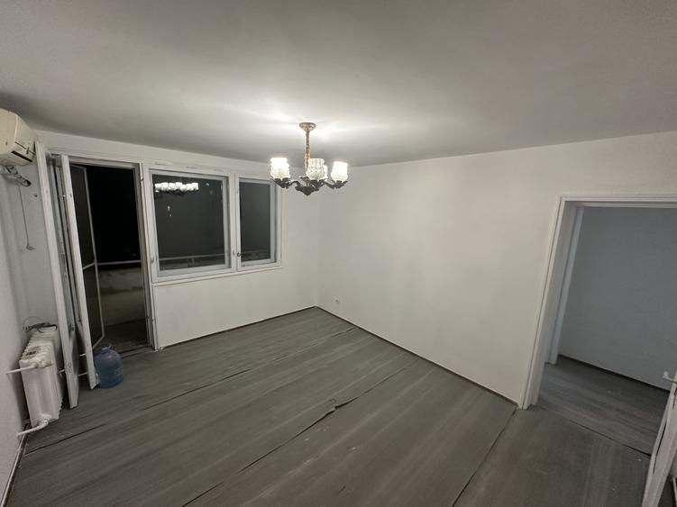 Apartament cu 3 camere semidecomandat în Berceni