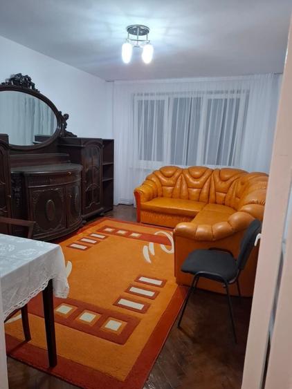 Apartament cu 3 camere decomandat în Universității