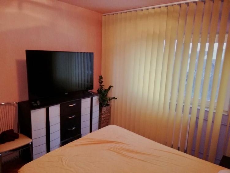 Apartament cu 3 camere decomandat în Lipovei