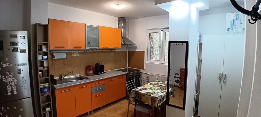 Apartament cu 3 camere semidecomandat în Tineretului