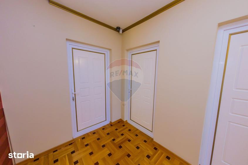 Casa cu 7 camere, 10 ari de vanzare la drumul principal cu 2 intrari - 14