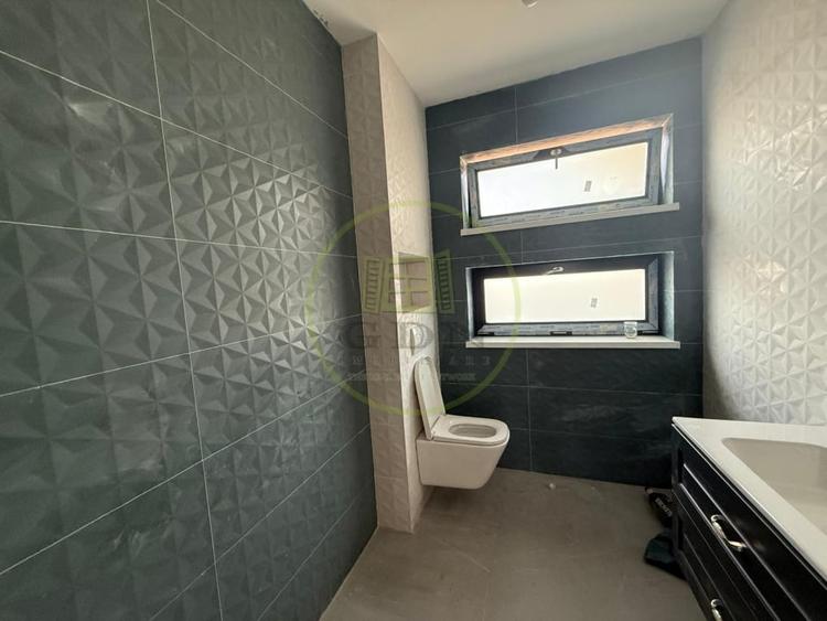Casă individuală cu 7 camere cu Canalizare în Bariera Vâlcii