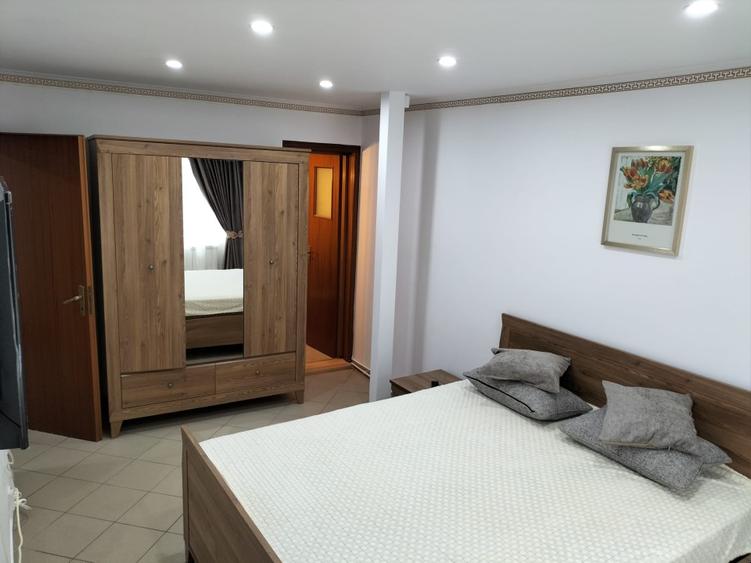 Apartament cu 3 camere semidecomandat în Barbu Văcărescu