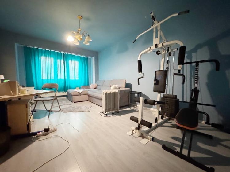 Apartament cu 3 camere decomandat, mobilat în Soarelui