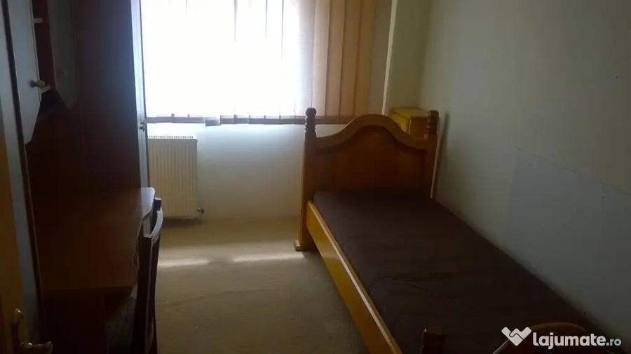 Apartament cu 4 camere decomandat în Central