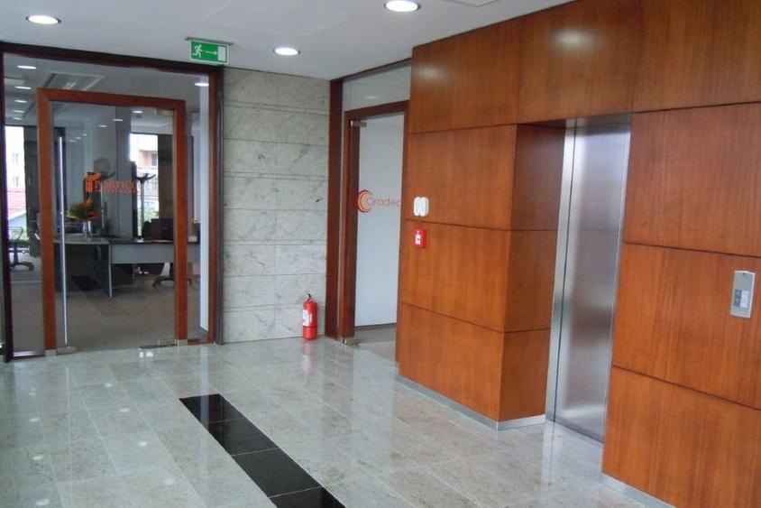 Birou, de 3,700 mp, în Central