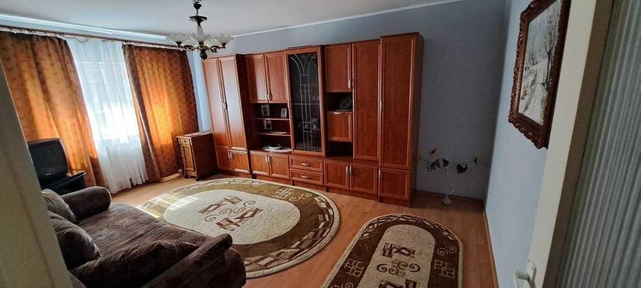 Apartament cu 3 camere decomandat în Est