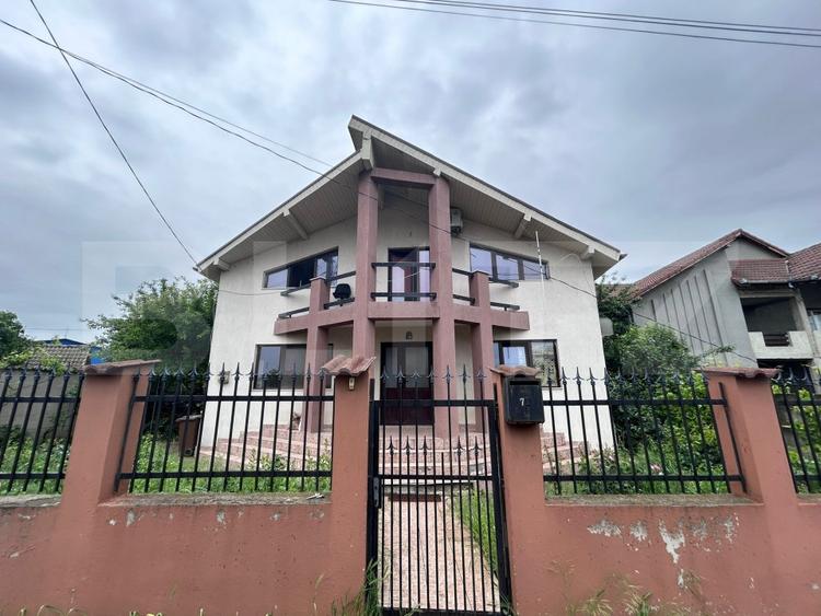 Casă individuală cu 5 camere cu Canalizare în Bariera Vâlcii
