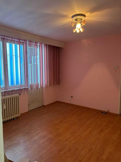 Apartament cu 3 camere decomandat în Exterior Vest