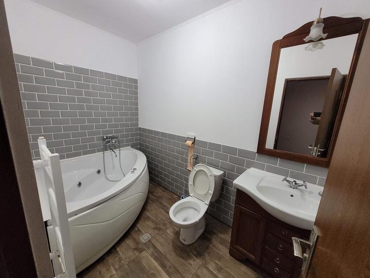Casă cu 4 camere cu Teren 240 Mp în Republicii