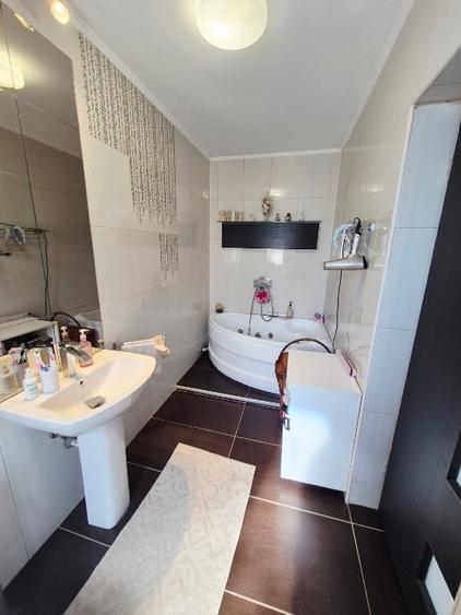 Casă individuală cu 5 camere cu Teren 380 Mp în Central