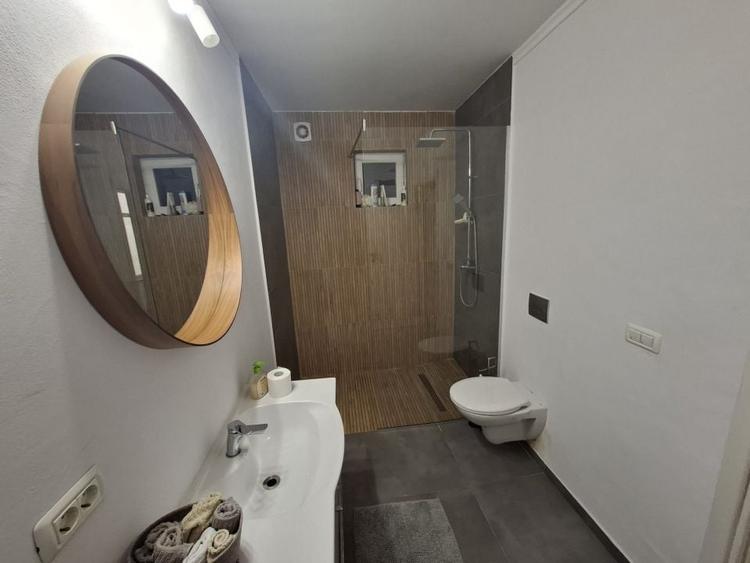 Casă individuală cu 5 camere cu Canalizare în Schei