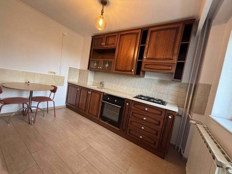 Apartament cu 3 camere decomandat în Libertății