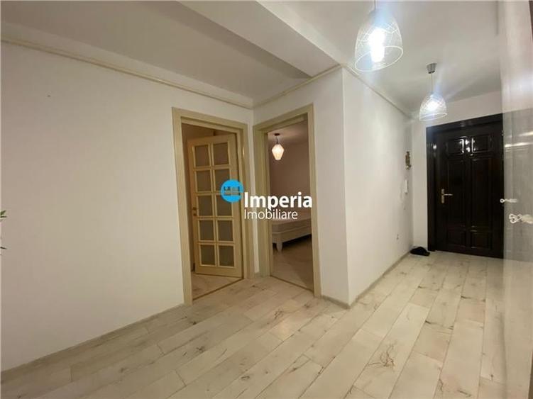 Apartament cu 3 camere decomandat în Podul de Fier