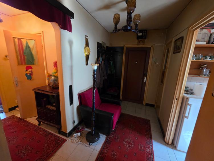 Apartament cu 3 camere decomandat în Drumul Taberei