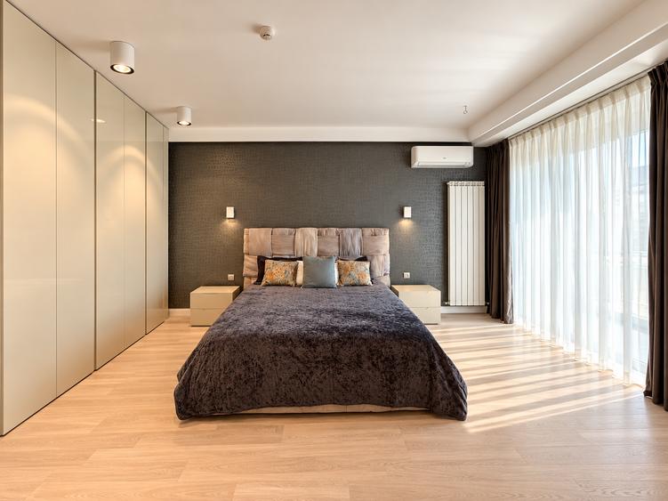 Apartament cu 5 camere semidecomandat în P-ța Unirii
