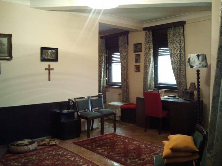 Penthouse cu 4 camere semidecomandat în P-ța Victoriei
