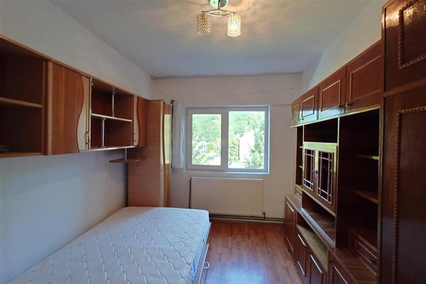 Apartament cu 3 camere decomandat, mobilat în Crișcior