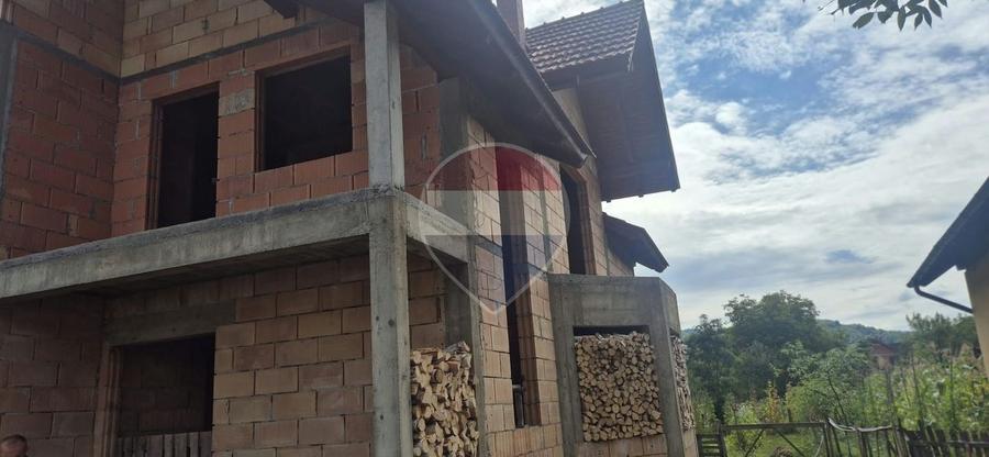 Casă individuală cu 4 camere cu Teren 556 Mp în Rozavlea