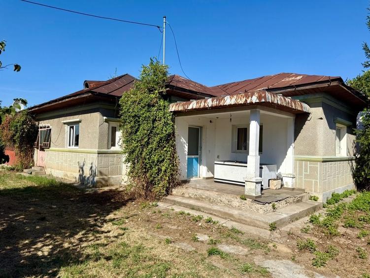 Casă cu 4 camere în Tătărani