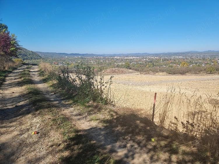 Teren de 1300 mp, în Est