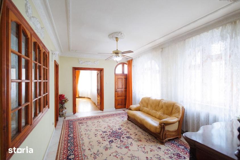 Casă cu 5 camere cu Teren 1000 Mp în Piața Centrală