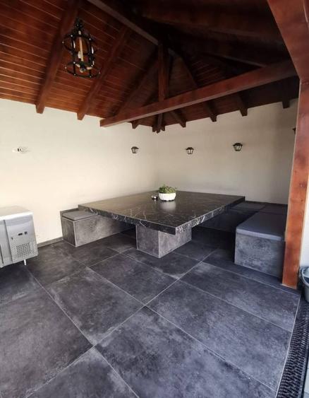 Casă individuală cu 9 camere decomandat cu Canalizare în Lunei
