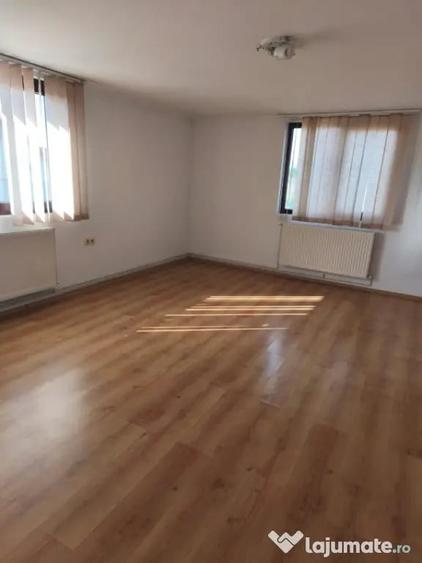 Casă cu 5 camere cu Teren 1600 Mp în Central