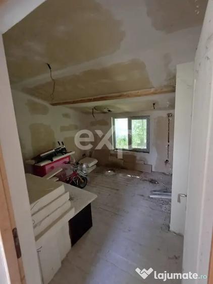 Casă cu 5 camere cu Teren 1749 Mp în Pietroșița