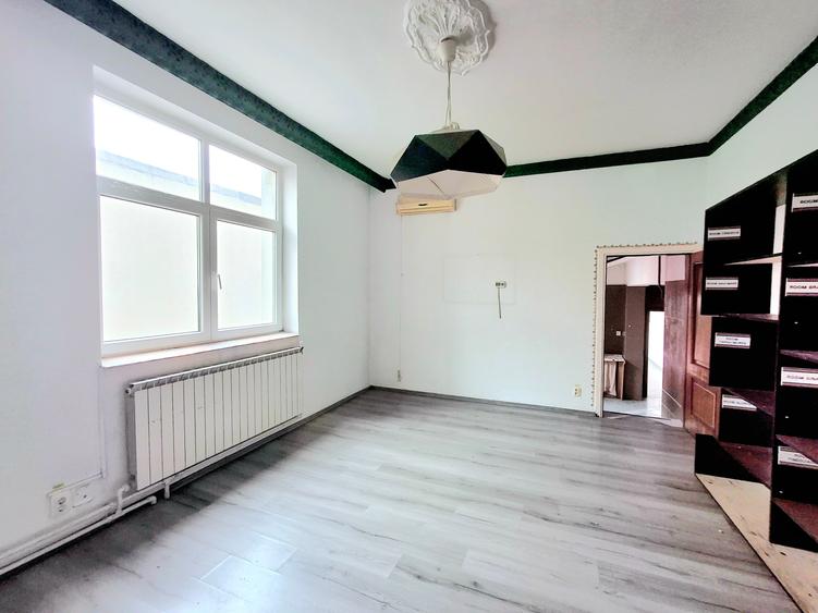 Casă individuală cu 12 camere cu Teren 500 Mp în Unirii