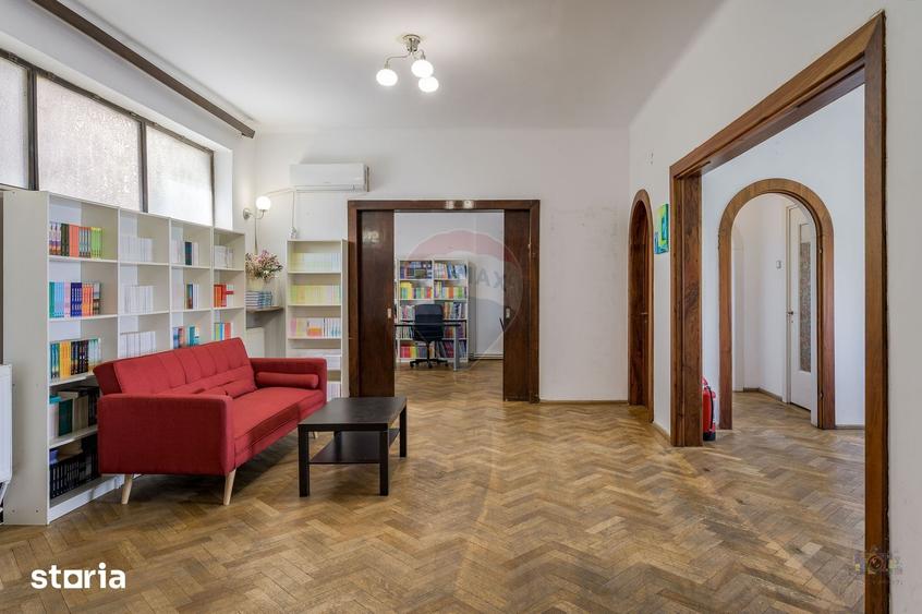 Apartament cu 5 camere în Romană