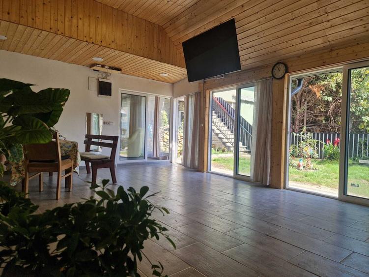 Casă cu 4 camere în Exterior Vest