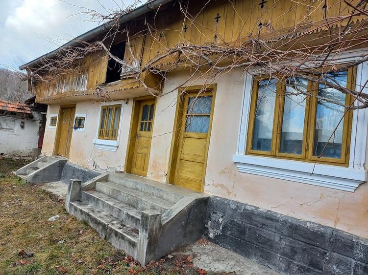 Casă cu 2 camere cu Teren 3000 Mp în Drăghici
