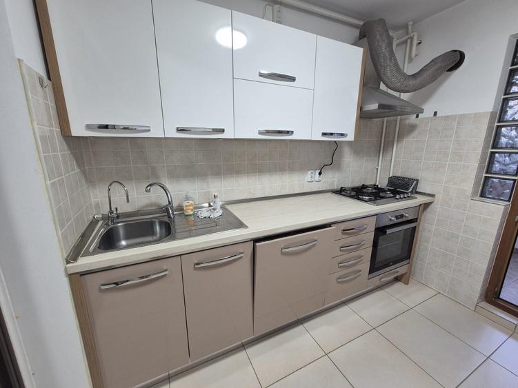 Apartament cu 3 camere decomandat în Rahova