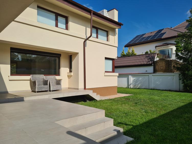 Casă individuală cu 6 camere cu Canalizare în Băneasa
