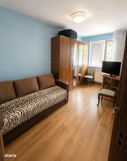 Apartament cu 3 camere semidecomandat în Craiovița Nouă