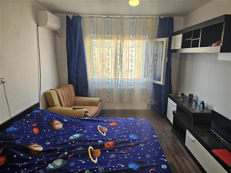 Garsonieră decomandată, mobilată în Micro IV
