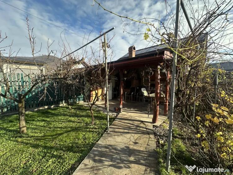 Casă cu 5 camere cu Teren 970 Mp în Independenței
