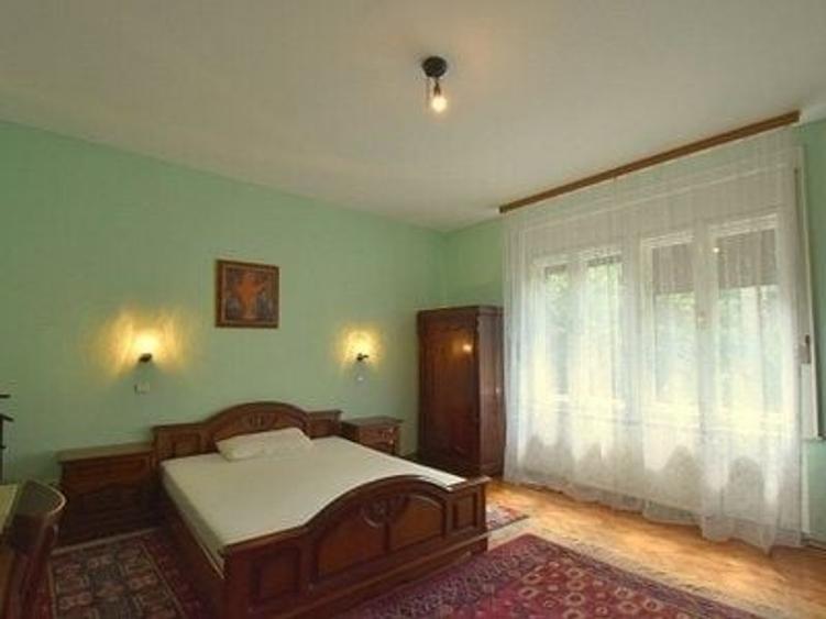Apartament cu 4 camere decomandat în Medicină