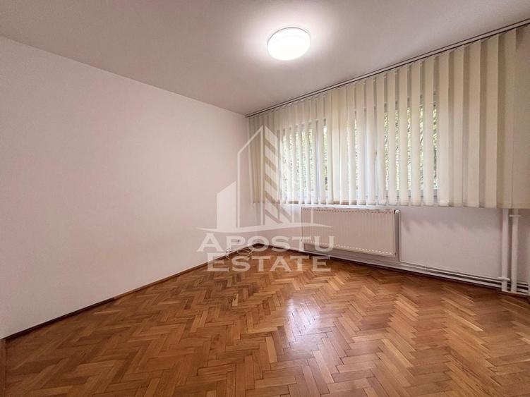 Apartament cu 4 camere decomandat în Medicină