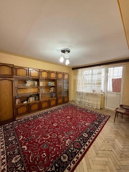 Apartament cu 3 camere decomandat în Debarcader