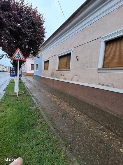 Casă cu 2 camere cu Teren 414 Mp în Central