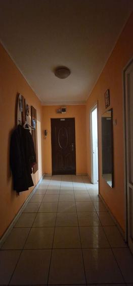 Apartament cu 3 camere semidecomandat, mobilat în Central