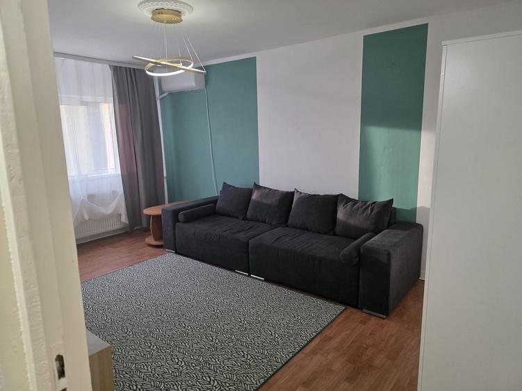 Inchiriez apartament 2 camere, decomandat, balcon, proaspat renovat, mobilat, utilat Arad, zona Aradul Nou vizavi de Gara, bloc reabilitat. - 2
