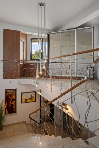 Duplex cu 5 camere cu Canalizare în Central