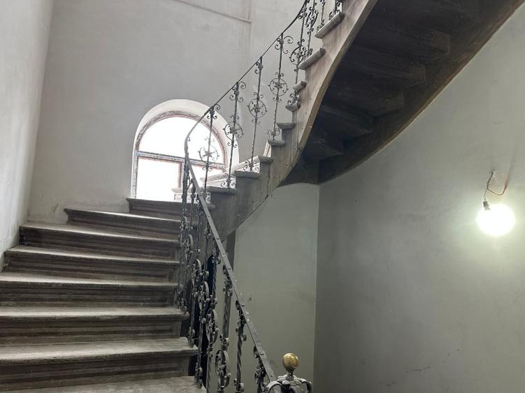 Casă individuală cu 10 camere cu Teren 362 Mp în Central