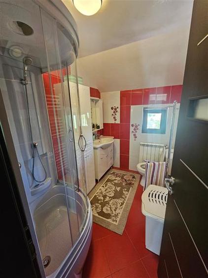 Casă cu 5 camere cu Garaj în Lețcani