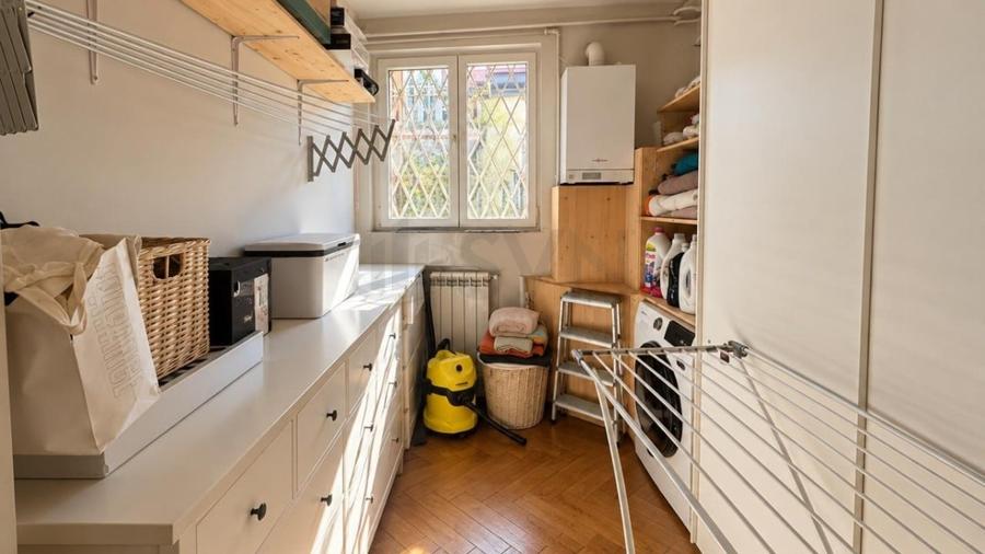 Apartament cu 6 camere decomandat în Armeneasca